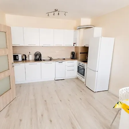 South Bay 2bdrm Ap With Pool And Apartamento Varna